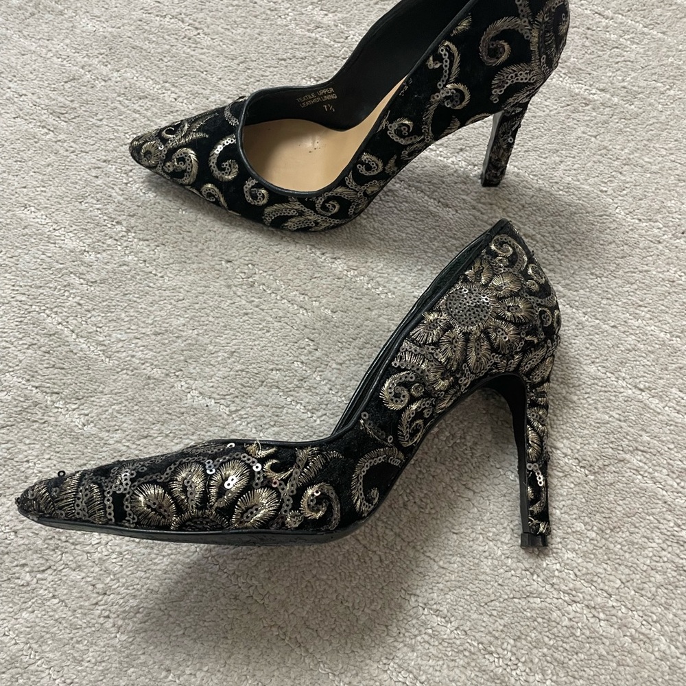 Badgley Mischka Elegant Black and gold Women's Heels - Picture 3 of 10